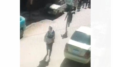 فيديو| شاب يطارد طليقته ويسحلها أمام محكمة طهطا بسوهاج