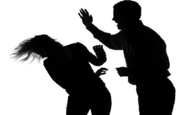 ولي أمر يعتدي على مديرة مدرسة في بني سويف