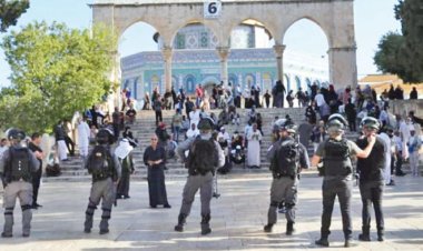 عشرات المستوطنين يقتحمون الأقصى بحماية شرطة الاحتلال