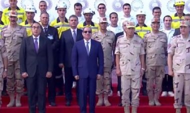 الرئيس السيسي يلتقط صورة تذكارية مع العاملين بالشركة المصرية