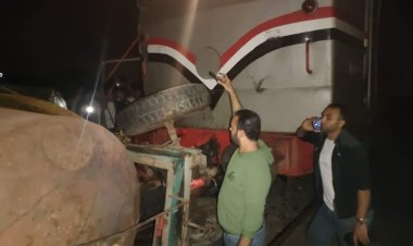 السائق قفز.. تصادم قطار بجرار زراعي بالمنوفية