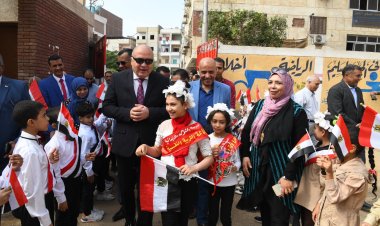 محافظ قنا يحضر طابور الصباح مع طلاب مدرسة نجع حمادي الابتدائية