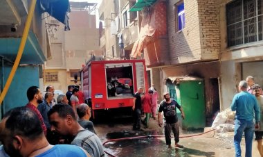 المعمل الجنائي يعاين حريق مصنع شبرا الخيمة