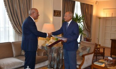 المندوب المصري الجديد لدي جامعة الدول العربية يقدم خطاب تكليفه
