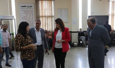 نائب المحافظ تتابع الخدمات المقدمة للمواطنين بالمركز التكنولوجي بحي حنوب