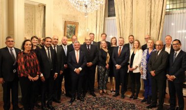 سفير مصر في هولندا يلتقي بكبرى الشركات تحضيرا لمؤتمر المناخ