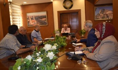 محافظ بورسعيد يتابع مستجدات مشروعات التعاون مع هيئة البريد وشركات الغاز