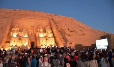 4000 سائح مصري وأجنبي يشهدون ظاهرة تعامد الشمس بأبو سمبل