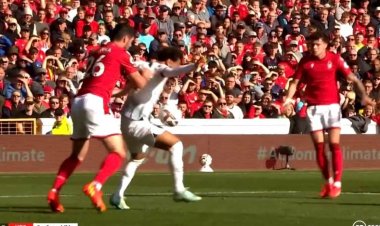 لحظة إصابة «صلاح» أمام نوتينجهام فورست