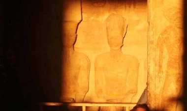 7600 سائح يتزاحمون أمام رمسيس الثاني لرؤية تعامد الشمس