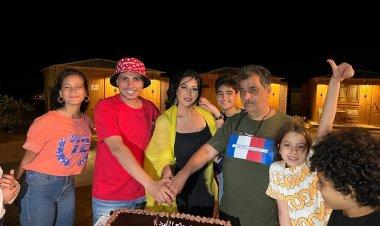 فريق «ارواح خفية» يحتفل بعيد ميلاد سمية الخشاب تحت الأمطار (فيديو)