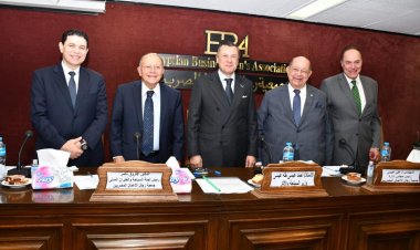 وزير السياحة يستعرض العناوين الرئيسية لمسودة الاستراتيجية الوطنية