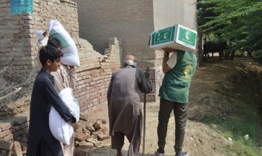 مركز الملك سلمان للإغاثة يواصل توزيع المساعدات الغذائية والإيوائية للمتضررين من الفيضانات بباكستان