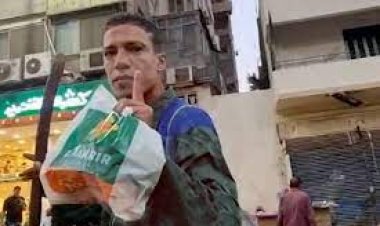 «عامل نظافة» بين الحقيقة والخيال.. تعاطف بعد طرده من محل كشري..  وآخرون: «كذب وافتراء»