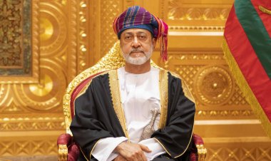 ملك البحرين في مقدمة مستقبلي السلطان هيثم بن طارق