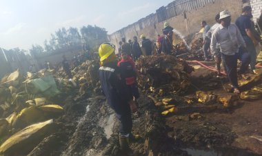 السيطرة على حريق هائل بمصنع إسفنج بالمنوفية.. صور