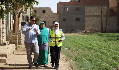 رئيس مياه بني سويف يتابع أعمال توصيل الوصلات  للصرف الصحي بقرية بني عدي