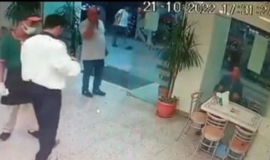 كاميرات المراقبة تكشف مفاجأة صادمة في أزمة عامل النظافة داخل محل «الكشري»