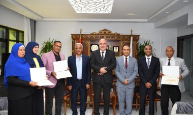 لتوفيره فرص عمل لأبناء قنا.. الداودي يكرم مالك مصنع ملابس بنجع حمادي 