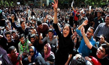 الجارديان: الأمن الإيراني يمارس أساليب عنيفة لقمع المظاهرات