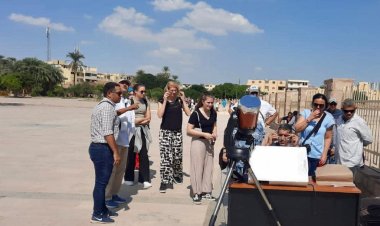 زائرو معابد الكرنك يشهدون ظاهرة الكسوف الجزئي للشمس