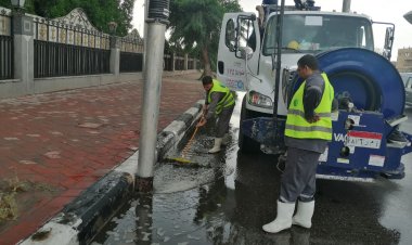 رئيس الصرف الصحي بالقاهرة الكبرى يتابع عمليات سحب مياه الأمطار