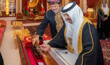 سُلطان عُمان وملك البحرين يتبادلان الأوسمة والهدايا التذكارية