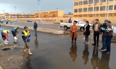 انتشار سيارات «الفاكيوم والنافوري» والأطقم الفنية بجميع الأحياء عقب سقوط الأمطار