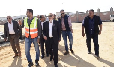 محافظ بورسعيد يتفقد سير العمل في إنشاء مصنع إنتاج الغازات
