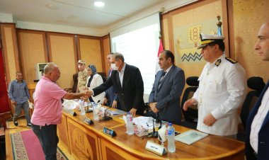 محافظ كفر الشيخ  يكرّم 17 عاملا للنظافة و14 مديرا منطقة نظافة بمدن المحافظة