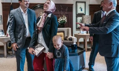 الملك عبدالله يستقبل الطفلة «شادن» مريضة السرطان في القصر الملكي الأردني