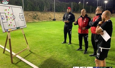 ميكالى يلقي محاضرة على لاعبي المنتخب الأوليمبي استعدادًا لمواجهة إسواتيني