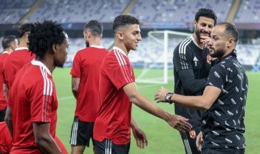 قبل لقاء الزمالك.. وليد سليمان يؤازر لاعبي الأهلي بملعب هزاع بن زايد