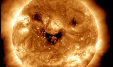 ظاهرة كونية غريبة.. الشمس تبتسم في أحدث صور لوكالة ناسا