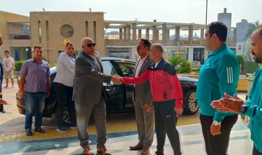 محافظ الوادي الجديد يلتقي لاعبي فريق مركز شباب الخارجة بالقاهرة