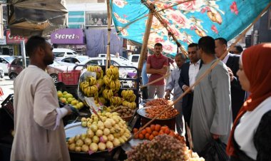 خلال جولة مفاجئة.. نائب محافظ قنا يتابع السلع والأسعار داخل الأسواق