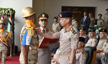 وزير الدفاع يشهد الاحتفال بتخريج دفعات جديدة من المعاهد الصحية