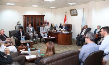 الوفد الهولندي بجامعة سوهاج يناقش طرق الحصول على المنح الدراسية والتمويلات العلمية