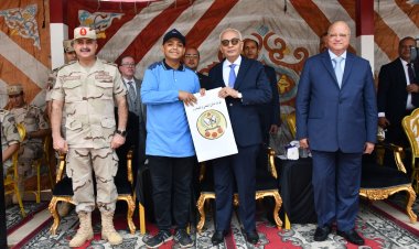 قيادات قوات الدفاع الشعبي والعسكري تشارك وزارة التعليم المرور على مدرسة ثانوية