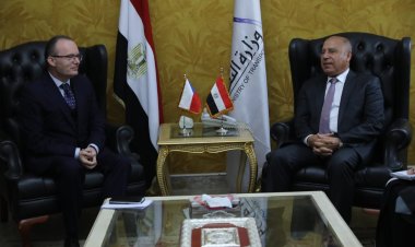 وزير النقل يبحث مع السفير التشيكي إعادة تأهيل ورفع كفاءة جرارات السكة الحديد