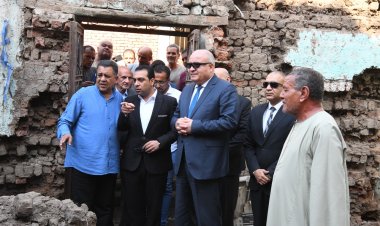 محافظ قنا يتفقد موقع انهيار منزلين بنجع حمادي تسببا في وفاة طفل وسيدة