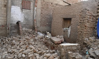 محافظ قنا يصرف إعانة عاجلة لأسرة سيدة فقدت حياتها إثر انهيار منزلها