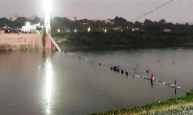 شاهد| مصرع 40 شخصا إثر انهيار جسر معلق بالهند