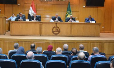 محافظ القليوبية يعقد اجتماعا مع ممثلي الغرفة التجارية ومباحث التموين وكبار التجار