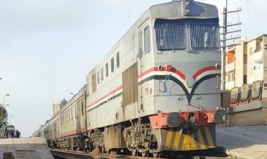 إصابة طالبة صدمها القطار في أثناء عبورها مزلقان بقنا