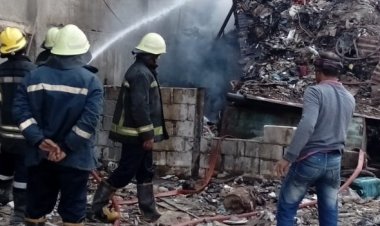 السيطرة على حريق داخل شركة بالمطرية.. صور