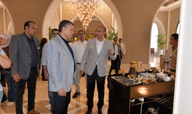 وزير السياحة يتفقد عدد من المنشآت الفندقية ويلتقى العاملين بها بشرم الشيخ