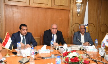 خلال اجتماع موسع.. محافظ قنا يتابع أعمال ترفيق المناطق الصناعية 