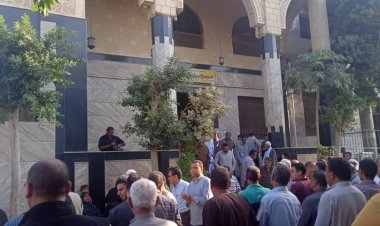 تشييع جثمان مدرس لقي مصرعه أثناء الشرح في مدرسة بشبرا (فيديو)