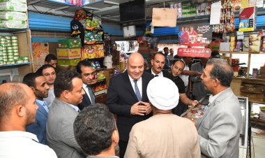 محافظ قنا يواصل جولاته على الأسواق والمحال التجارية بنقادة لضبط الأسعار